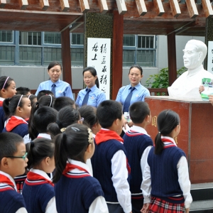 檢察官媽媽送書到校園