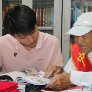 連云港灌南田樓鎮(zhèn)：私人公共圖書館里“爺孫”暢享閱讀