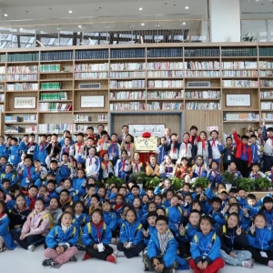 “蒼梧晚報(bào)小記者新聞實(shí)踐基地”揭牌儀式在連云港市圖書館舉辦 ...