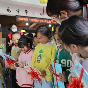 江蘇漣水：“強(qiáng)國公益書架”落戶缺口村，農(nóng)家書屋成“文化糧倉”