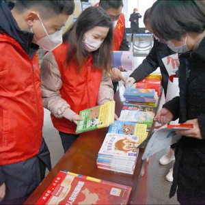 江蘇揚(yáng)中：“全民閱讀春風(fēng)行動”暨“帶一本好書回家過年”進(jìn)行中