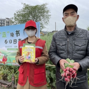 揚(yáng)州廣陵新民村：田頭市集飄書(shū)香 “以蔬換書(shū)”傳愛(ài)心