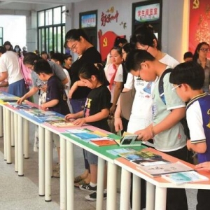 南通市海門區(qū)實驗小學(xué)用“小小書”點亮精彩童年